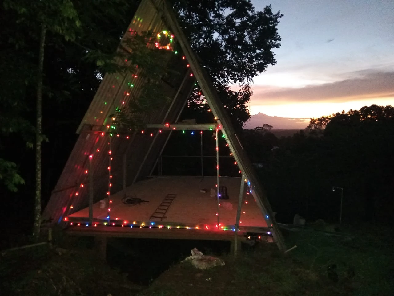 Cabaña en la orilla del canal
